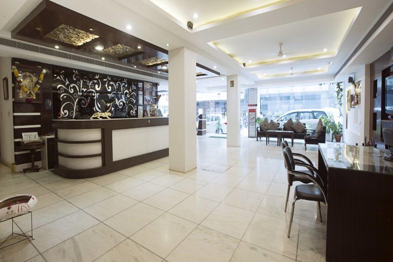 Hotel Krishna Deluxe-By Rcg Hotels Nova Deli Exterior foto