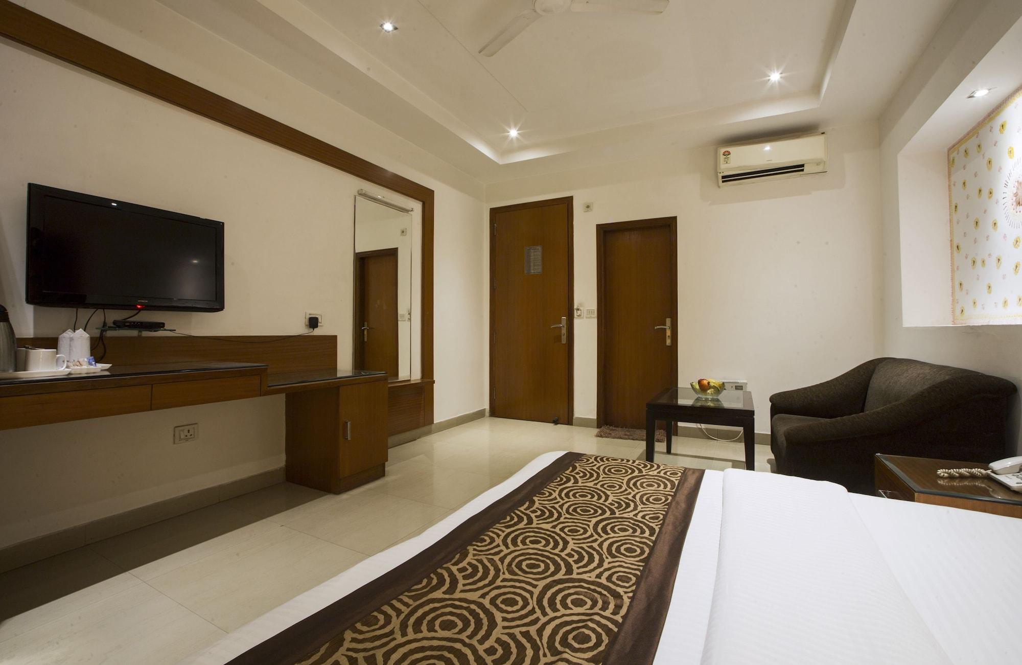 Hotel Krishna Deluxe-By Rcg Hotels Nova Deli Exterior foto